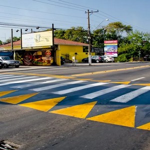 Cones e cavaletes de sinalização