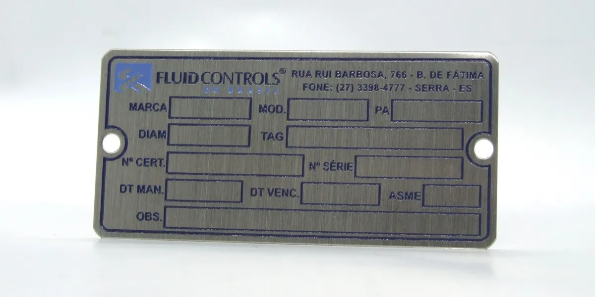 Plaqueta metálica de identificação